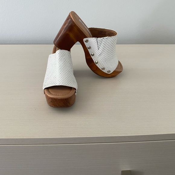 Beautiful shoes - Picture 2 of 3